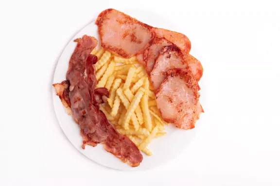 Plato Combinado de lomo a la Plancha con Patatas Fritas y Bacon