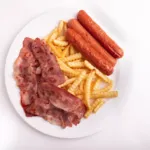 Plato Combinado de Salchichas con Patatas Fritas y Bacon